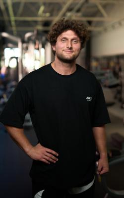 Инструктор тренажерного зала Шелякин Максим