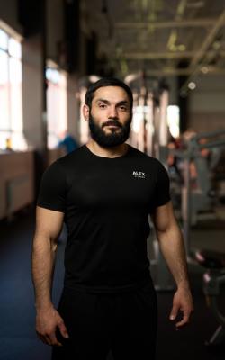 Инструктор тренажерного зала Погосян Карен