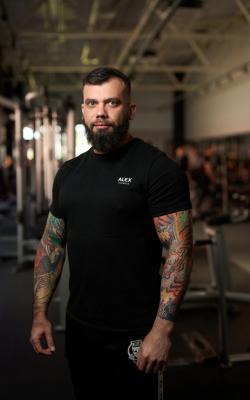 Инструктор тренажерного зала Беленький Юрий