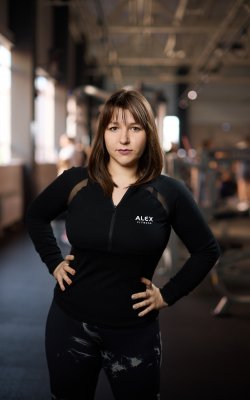 Инструктор групповых программ Попова  Анна