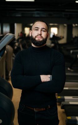Менеджер отдела продаж Виталий Копылов 